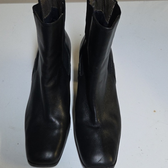 Sz 8 Tommy Hilfiger Black Leather Ankle Booties with Block Heel - Picture 4 of 9